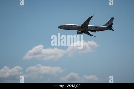 Mykolajiw, Ukraine (July 9, 2019) - ein P-8A Poseidon maritime Patrol und Aufklärer aus der "Goldenen Adler" der Patrol Squadron (VP) 9 führt eine Überführung an einer Flugschau bei SB 19 in Mikolaiw, Ukraine, 9. Juli 2019. Sea Breeze ist eine in den USA und der Ukraine gemeinsam Multinationale maritime Übung im Schwarzen Meer statt, entworfen, um die Interoperabilität der beteiligten Nationen zu verbessern und maritime Sicherheit und Frieden in der Region zu stärken. (U.S. Marine Foto von Mass Communication Specialist 3. Klasse T. Logan Keown/Freigegeben) Stockfoto