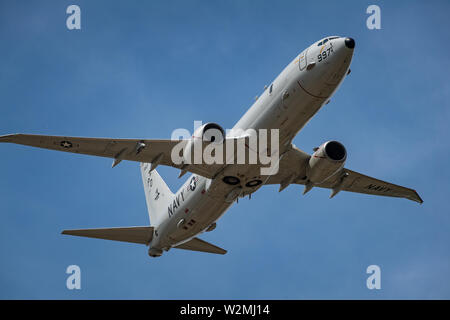 Mykolajiw, Ukraine (July 9, 2019) - ein P-8A Poseidon maritime Patrol und Aufklärer aus der "Goldenen Adler" der Patrol Squadron (VP) 9 führt eine Überführung an einer Flugschau bei SB 19 in Mikolaiw, Ukraine, 9. Juli 2019. Sea Breeze ist eine in den USA und der Ukraine gemeinsam Multinationale maritime Übung im Schwarzen Meer statt, entworfen, um die Interoperabilität der beteiligten Nationen zu verbessern und maritime Sicherheit und Frieden in der Region zu stärken. (U.S. Marine Foto von Mass Communication Specialist 3. Klasse T. Logan Keown/Freigegeben) Stockfoto