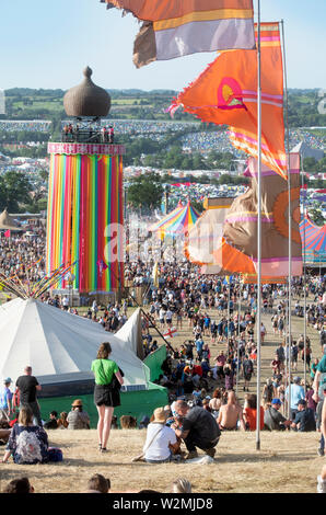 Menge Szenen über die Multifunktionsleiste Turm auf dem Glastonbury Festival 2019 in Pilton, Somerset Stockfoto