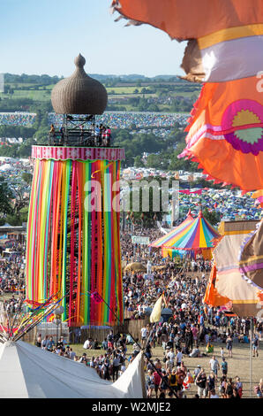 Menge Szenen über die Multifunktionsleiste Turm auf dem Glastonbury Festival 2019 in Pilton, Somerset Stockfoto