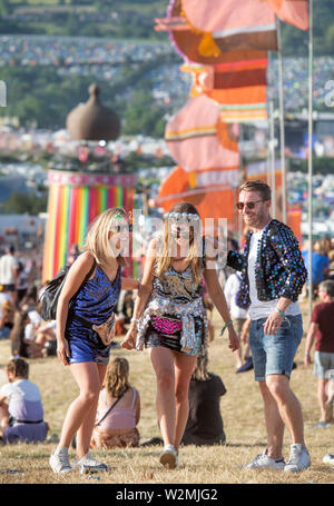 Festivalbesucher über den Park und Ribbon Turm in Glastonbury 2019 Stockfoto