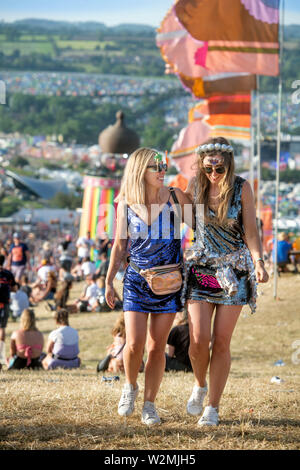 Festivalbesucher über den Park und Ribbon Turm in Glastonbury 2019 Stockfoto