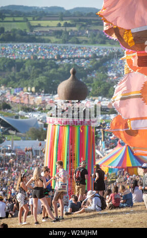 Festivalbesucher über den Park und Ribbon Turm in Glastonbury 2019 Stockfoto