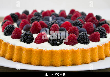 Dessert mit Früchten und Mascarpone, frisches Obst, Himbeeren, Brombeeren und Heidelbeeren. Sommer oder Frühling Licht Dessert im italienischen Stil. Stockfoto