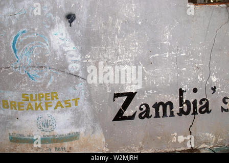 Super Breakfast bemalte Werbung an der Wand, Mwandi, Sambia, Afrika. Stockfoto