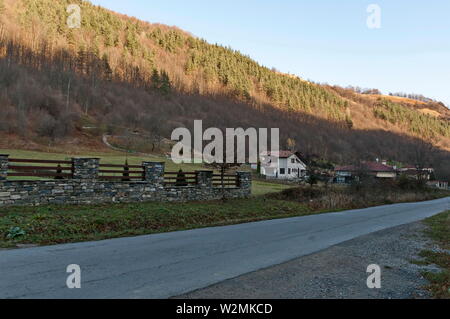 Wohnviertel mit alten Häusern, die vom Teteven Stadt, Balkan, Bulgarien Stockfoto