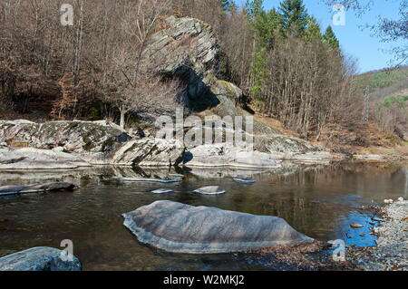 Herrliche Landschaft mit Berg River in der Nähe von Herbst Wald fließt, grosse Felsen und Steine, Teteven Stadt, Bulgarien, Europa Stockfoto