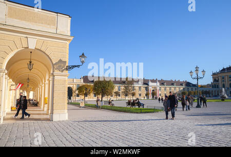 Wien, Österreich - November 1, 2015: die Menschen in der Nähe des Eingang des Schloss Schönbrunn entfernt. Es ist eine ehemalige kaiserliche Sommerresidenz der aufeinanderfolgenden Habsbur Stockfoto