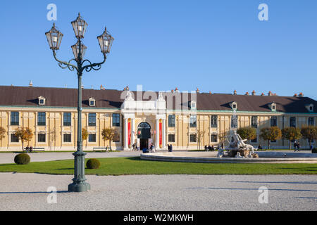 Wien, Österreich - November 1, 2015: Leute gehen am Eingang des Schloss Schönbrunn. Es ist eine ehemalige kaiserliche Sommerresidenz der aufeinanderfolgenden Habsbur Stockfoto