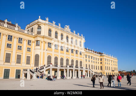 Wien, Österreich - November 1, 2015: die Menschen sind in der Nähe von Schönbrunn. Es ist eine ehemalige kaiserliche Sommerresidenz der aufeinander folgenden Habsburger Monarchen Stockfoto