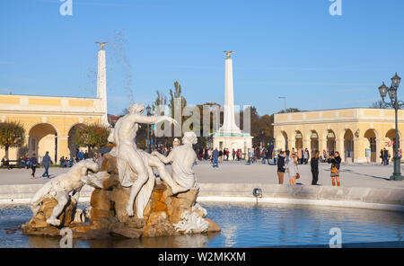 Wien, Österreich - November 1, 2015: die Menschen in der Nähe von Fountain Walk mit Skulptur am Eingang des Schloss Schönbrunn. Es ist eine ehemalige kaiserliche Sommer Stockfoto