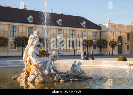 Wien, Österreich - November 1, 2015: Brunnen am Eingang des Schloss Schönbrunn. Es ist eine ehemalige kaiserliche Sommerresidenz der aufeinanderfolgenden Habsburg Stockfoto