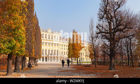 Wien, Österreich - November 3, 2015: die Menschen gehen mit Schonbrunner Schlosspark Gärten. Schloss Schönbrunn Hauptfassade im Hintergrund Stockfoto