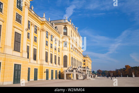 Wien, Österreich - November 3, 2015: Schloss Schönbrunn. Es ist eine ehemalige kaiserliche Sommerresidenz der aufeinander folgenden Habsburger Monarchen. Touristen zu Fuß in der Nähe Stockfoto