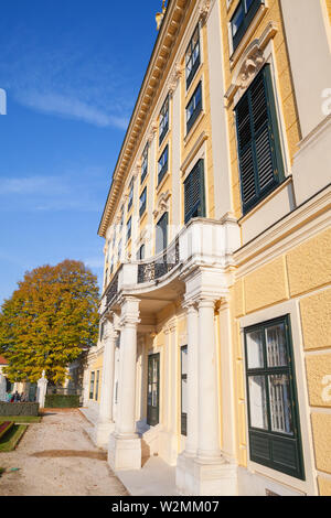 Wien, Österreich - November 3, 2015: Schloss Schönbrunn, vertikale Foto der westlichen Fassade. Es ist eine ehemalige kaiserliche Sommerresidenz der aufeinanderfolgenden Habsbu Stockfoto