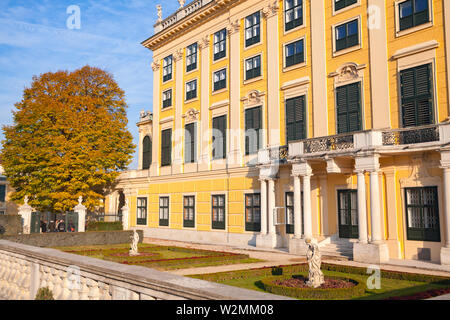 Wien, Österreich - November 3, 2015: Schloss Schönbrunn, Westfassade Fragment. Es ist eine ehemalige kaiserliche Sommerresidenz der aufeinanderfolgenden Habsburg monarc Stockfoto