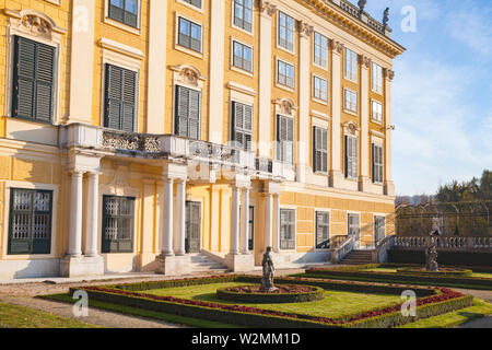 Wien, Österreich - November 3, 2015: Schloss Schönbrunn, Westfassade und Blumenbeete. Es ist eine ehemalige kaiserliche Sommerresidenz der aufeinanderfolgenden Habsburg Stockfoto