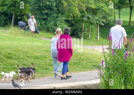 Northampton GROSSBRITANNIEN. 10. Juli 2019. Wetter. Abington Park. Leute, die am frühen Morgen Training, bevor es zu heiß wird. Credit: Keith J Smith./Alamy leben Nachrichten Stockfoto