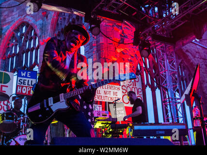 Coventry, Großbritannien, 9. Juli 2019. Lynval Golding, Gitarrist der Specials, spielen ein Homecoming live Konzert in der Kathedrale von Coventry Ruinen, als Teil ihrer Tour zum 40. Geburtstag der Band feiern. Credit: Ernesto Rogata/Alamy Leben Nachrichten. Stockfoto