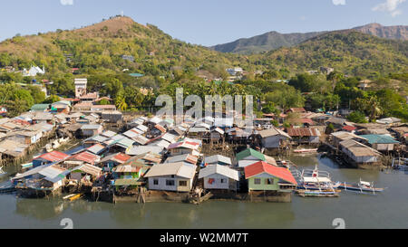 Luftaufnahme Coron Stadt mit Slums und Armenviertel. Palawan. Holzhäuser in der Nähe der Wasser. armen Nachbarschaften und Slums in der Stadt von Coron Luftaufnahme Stockfoto