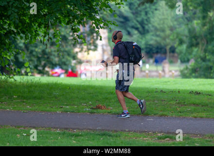 Northampton GROSSBRITANNIEN. 10. Juli 2019. Wetter. Abington Park. Ein Mann Joggen am frühen Morgen, bevor es wird viel wärmer. Credit: Keith J Smith./Alamy leben Nachrichten Stockfoto