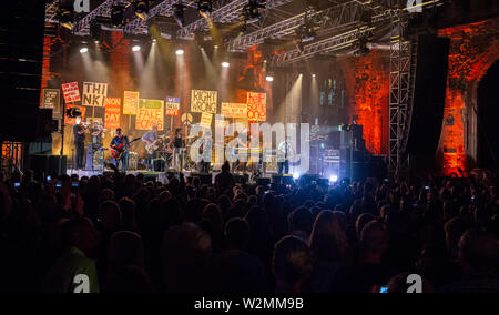 Coventry, Großbritannien, 9. Juli 2019. Die Specials, spielen ein Homecoming live Konzert in der Kathedrale von Coventry Ruinen, als Teil ihrer Tour zum 40. Geburtstag der Band feiern. Credit: Ernesto Rogata/Alamy Leben Nachrichten. Stockfoto