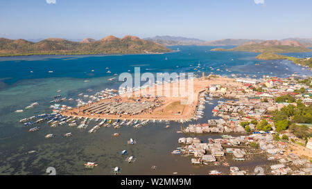 Liegeplatz mit Booten in der Stadt von Coron. Palawan. Philippinen Coron Stadtbild mit Pier und Sulu See. Stadt mit einem Pier am Meer Luftaufnahme Stockfoto