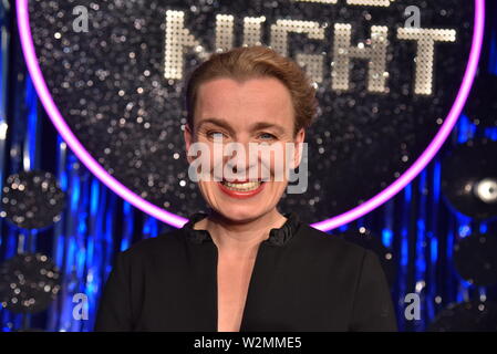 Köln, Deutschland. 09 Juli, 2019. Der Kabarettist Tina Teubner als Gast auf die AZ von Ladies Night, eine ARD-Kabarett fernsehen Programm, in dem nur Frauen durchführen. Credit: Horst Galuschka/dpa/Horst Galuschka dpa/Alamy leben Nachrichten Stockfoto