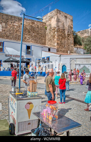 Mertola, Portugal - 18. Mai 2019: Kleine reisen Warenkorb Verkauf von Eis und Süßigkeiten in den Straßen von Mértola, einem reizenden Dorf in Portugal Stockfoto