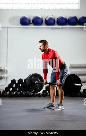Schönen athletischen Mann Training in der Turnhalle tun weightlifting Stockfoto