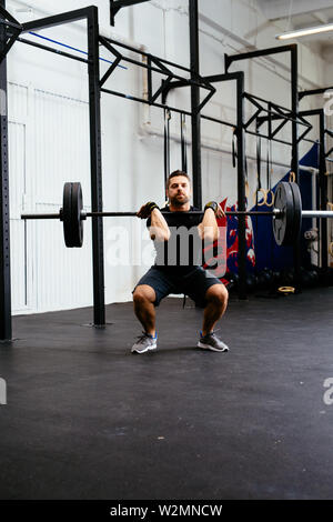 Athletischer mann Durchführung weightlifting Übung in der Turnhalle Stockfoto