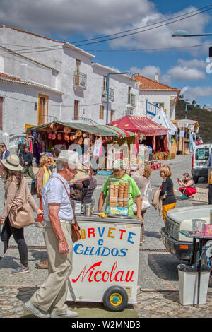 Mertola, Portugal - 18. Mai 2019: Eis Verkäufer mit seiner Karre in den Straßen von Mértola, einem schönen Dorf im portugiesischen Alentejo Stockfoto