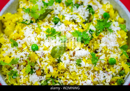 Detail Schuß von Poha-a North Indian Frühstück Gericht. Der abgeflachten Reis, Kartoffeln und Kokosnuss. Stockfoto