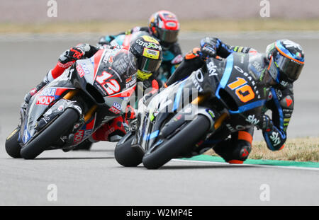 07 Juli 2019, Sachsen, Hohenstein-Ernstthal: Motorsport/Motorrad Grand Prix von Deutschland auf dem Sachsenring Moto2: Der Fahrer Thomas Lüthi (Schweiz, Dynavolt intakt GP Team, l) Festplatten hinter Luca Marini (Italien, Sky Racing Team VR 46 Team) auf der Strecke. Foto: Jan Woitas/dpa-Zentralbild/dpa Stockfoto