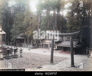 [1890s Japan - Heilige Bronze Torii-tor bei Nikko] - Die 6 Meter hohe Karado Torii, der erste Bronze TORII in Japan, wie aus den Yomeimon in Nikko gesehen. Das Gebäude in der Mitte ist Shinkyu, der Stall für heilige Pferde und das einzige Gebäude aus einfachem Holz in Toshogu Schrein. Die stabilen Funktionen 8 Panels mit Schnitzereien von Affen, was bedeutet, dass das Leben der Menschen. Die Affen wurden geglaubt, Hüter der Pferde. 19 Vintage albumen Foto. Stockfoto