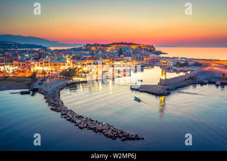 Die Stadt Rethymno auf der Insel Kreta in Griechenland. Luftbild der alten venezianischen Hafen. Stockfoto