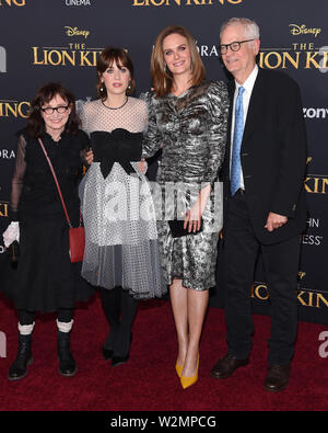 Juli 9, 2019 - Hollywood, Kalifornien, USA - Mary Jo Deschanel, Zooey Deschanel, Emily Deschanel und Caleb Deschanel kommt für die Premiere des Films 'The Lion King' an der Dolby Theater. (Bild: © Lisa O'Connor/ZUMA Draht) Stockfoto