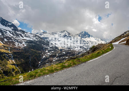 Blick von der Gavia Pass, eine alpine Pass von der südlichen Rhätischen Alpen, Kennzeichnung die administrative Grenze zwischen den Provinzen Sondrio und Brescia Stockfoto