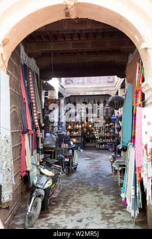 Verkäufer im Torbogen auf Fahrbahnen in Medina, Marrakesch - Marokko Stockfoto
