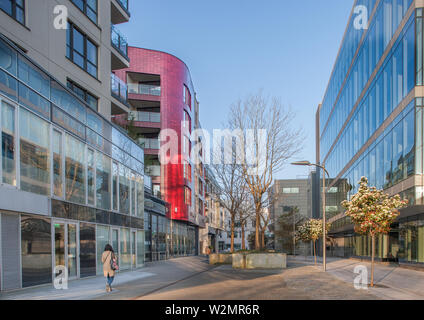 Cork, Irland. 05. April 2019. Am frühen Morgen Licht catchs die Gebäude der Elysian und Albert Quay auf der Albert Street, Cork, Irland. Stockfoto