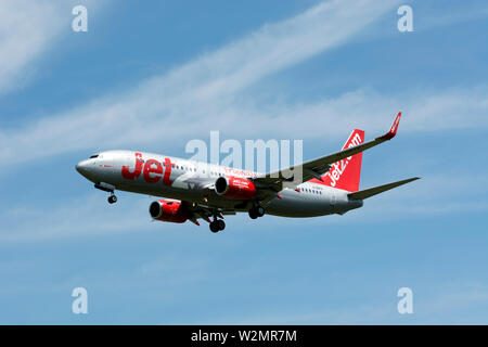 Jet2 Boeing 737-85 P Landung am Flughafen Birmingham, UK (G-DRTF) Stockfoto