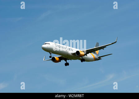 Thomas Cook Airbus A 321-211 Landung am Flughafen Birmingham, UK (G-TCDK) Stockfoto