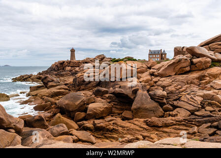 Schöne felsige Landschaft an der Küste der Bretagne Ploumanac'h Leuchtturm gegen den Himmel. Stockfoto