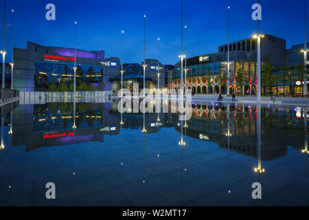 Centenary Square, Birmingham, im Abendlicht, mit der Symphony Hall und Repertory Theatre. Großbritannien Stockfoto