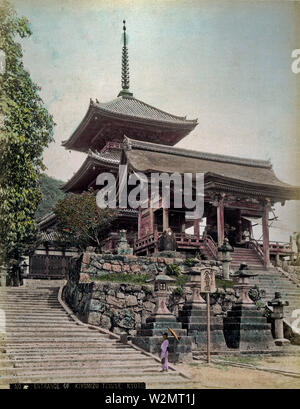 [1890s Japan - Kiyomizudera Tempel, Kyoto] - die West Gate und Sanju nein zu (drei-stöckige Pagode) der Kiyomizudera-tempel, Kyoto. Sanju nicht zu um 1633 gebaut wurde, den Westen mit dem Tor im Jahre 1631. Es verfügt über einen kirizuma Struktur mit hiwada Dach. Der Fotograf dieser Aufnahme von der Ostseite der Nio-Tor. 19 Vintage albumen Foto. Stockfoto