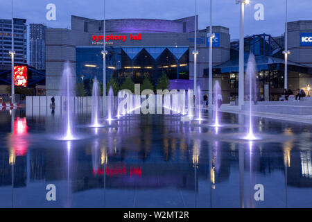 Die Symphony Hall, Birmingham mit Brunnen in Centenary Square, Birmingham, Großbritannien Stockfoto