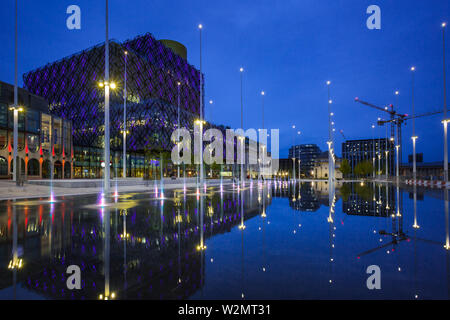 Birmingham Neue Bibliothek spiegelt sich im Wasser in Centenary Square, Birmingham, Großbritannien Stockfoto