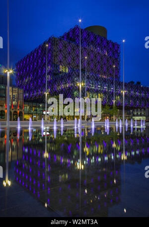 Birmingham Neue Bibliothek spiegelt sich im Wasser in Centenary Square, Birmingham, Großbritannien Stockfoto