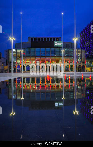 Die Birmingham Reperatory Theater bei Nacht, Centenary Square Birmingham GROSSBRITANNIEN Stockfoto