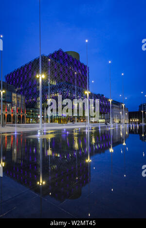 Birmingham Neue Bibliothek spiegelt sich im Wasser in Centenary Square, Birmingham, Großbritannien Stockfoto